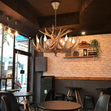 Imagem de Lustre de chifres retrô para sala de jantar, luminária pendente E14 em resina, estilo casa de campo, com 6 lâmpadas, ideal para decoração de sala de estar, cozinha, ilha, quarto, casa de cam