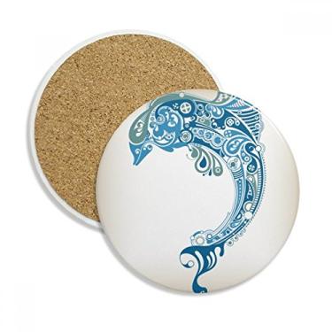 Imagem de Caneca de copo de golfinho oceano azul ilustrada com proteção de mesa, pedra absorvente