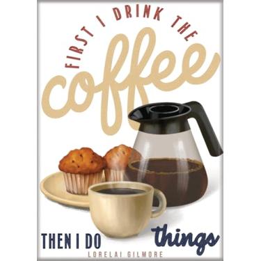 Imagem de Ata-Boy Gilmore Girls Imã com citação Lorelai First I Drink The Coffee 6 cm x 8,5 cm para geladeiras e armários