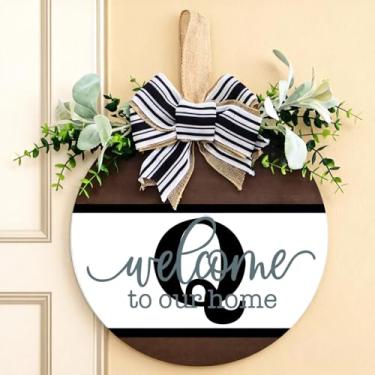 Imagem de Guirlanda personalizada para porta da frente com inicial familiar (A-Z) - placa de boas-vindas de madeira de 30 cm, guirlanda de eucalipto e cabide rústico de serapilheira | Decoração de varanda de