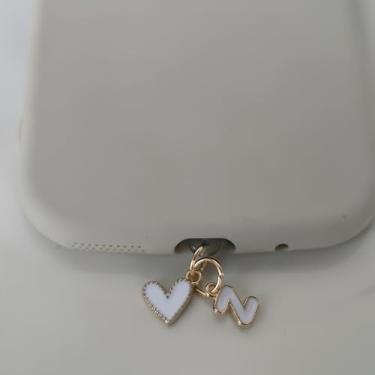 Imagem de 1 plugue de poeira de metal coração branco 26 letras Love capa protetora de porta de carregamento DIY decoração de telefone compatível com iPhone tipo C dispositivo móvel acessório de poeira para