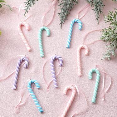 Imagem de Leinuosen 24 peças de enfeite de bengala doce de Natal pastel macarons pendurados bengala doce decoração de árvore de Natal muleta torcida decoração de pendurar de Natal para presente de Ação de