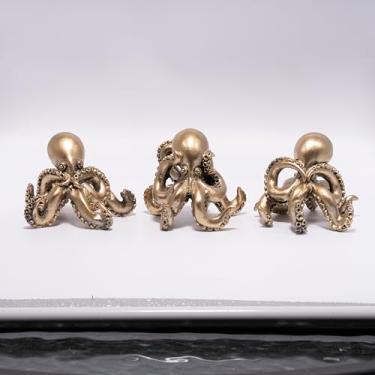 Imagem de Hodao Octopus Figurines, See No Evil Hear No Evil Speak No Evil Octopus Statues, Cute Resin Octopus Decor for Home Office Desk Shelf, Unique Gift for Animal Lovers & Zen Decor Enthusiasts (Gold)