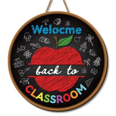 Imagem de Yarcooly Placa de porta de volta às aulas, primeiro dia de escola, guirlanda de madeira, maçã, ônibus, lápis, régua, decoração para pendurar na sala de aula, decoração bem-vinda de volta às aulas para