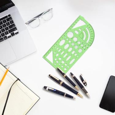 Imagem de Modelos de medição verdes de plástico, réguas geométricas, desenhos geométricos, estênceis para escritório