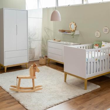 Imagem de Kit Quarto Theo com Pés Square Natural - Berço + Cômoda 3 Gavetas e 1 Porta + Guarda-Roupa 2 Portas - Branco