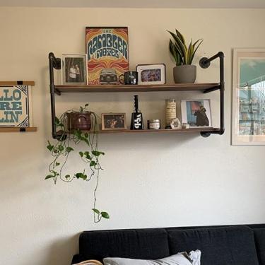 Imagem de pcagfaajmh Prateleiras flutuantes montadas na parede, suporte de madeira rústica para artigos diversos, prateleira suspensa de metal preto, organizador de suporte de flores para decoração de quarto e